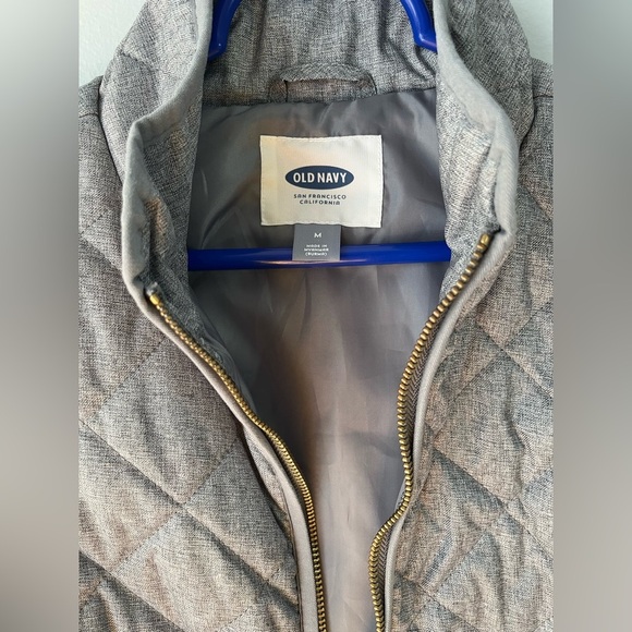 Old navy women’s size medium grey puffer vest - Picture 5 of 6